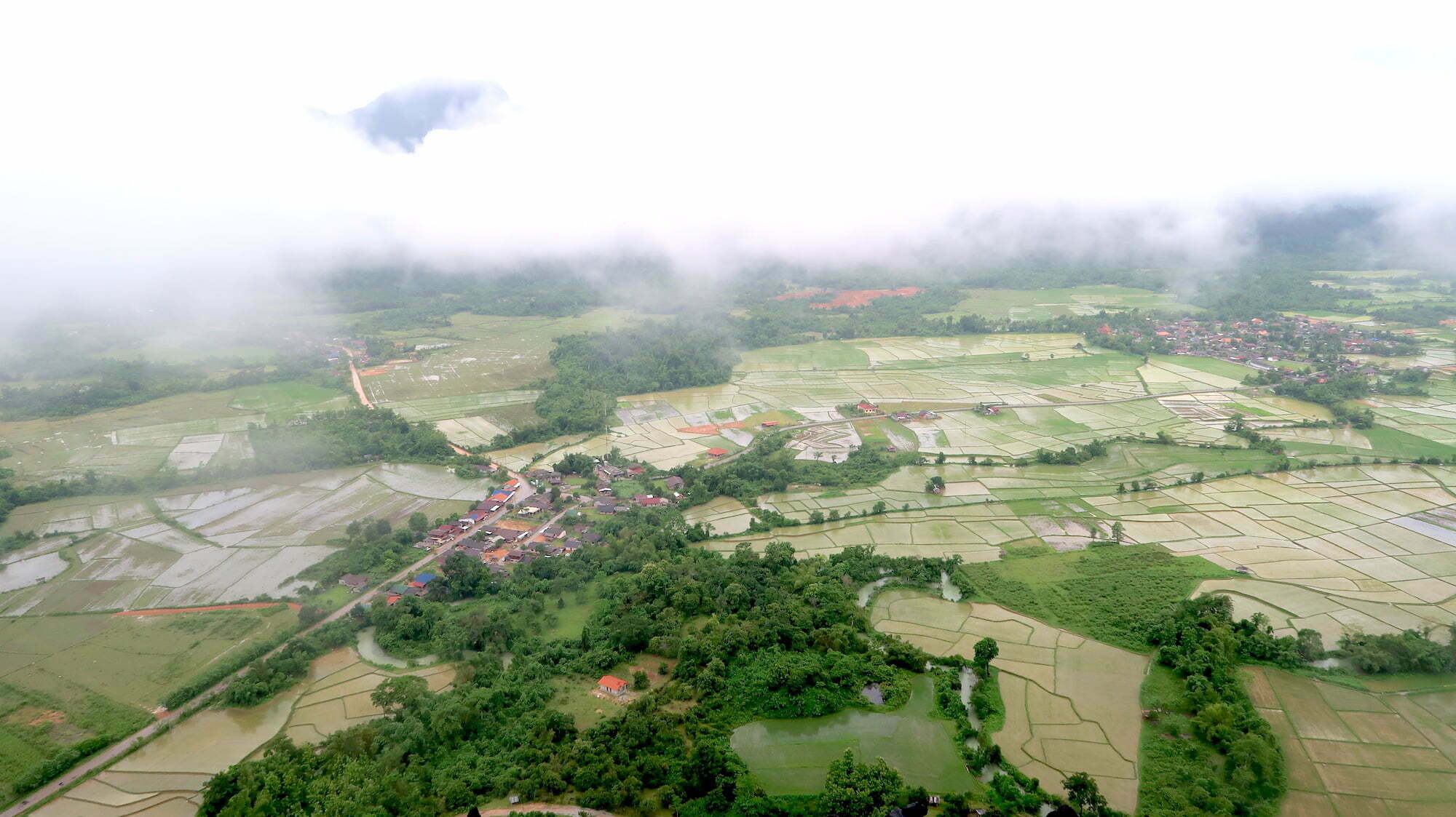 Berg beklimmen & tuben door grotten / Vang Vieng